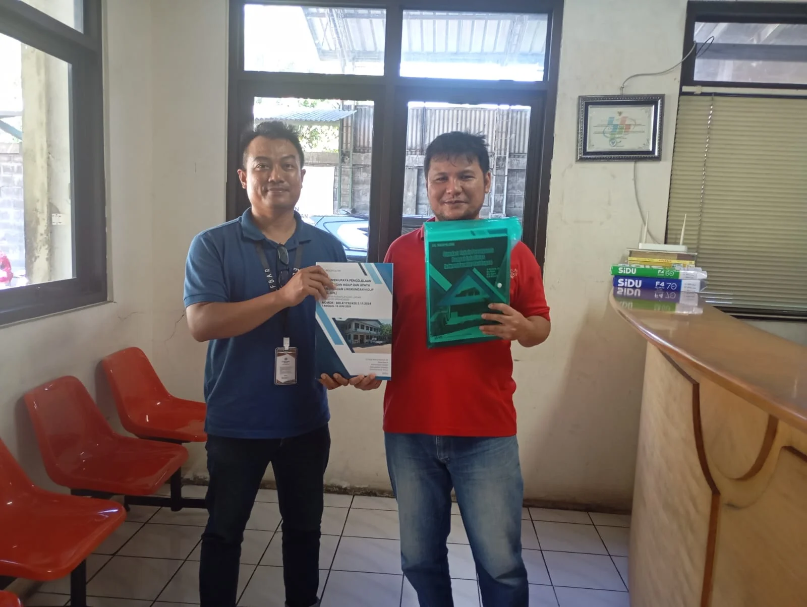 Dokumentasi-serah-terima-Berkas-Produk-Dokumen-Lingkungan-PERFEK-BMALUKL-UPL-dan-PERLING-dengan-CV-INDO-PILLOW-Sidoarjo