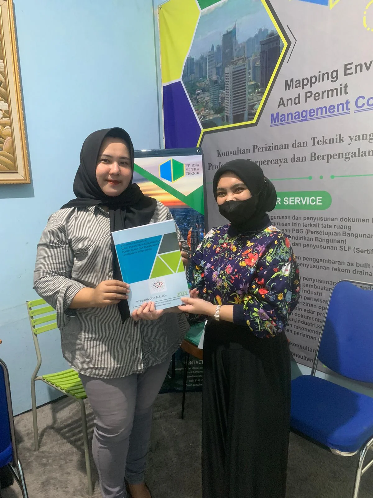 dokumentasi-serah-terima-berkas-PT-Cakra